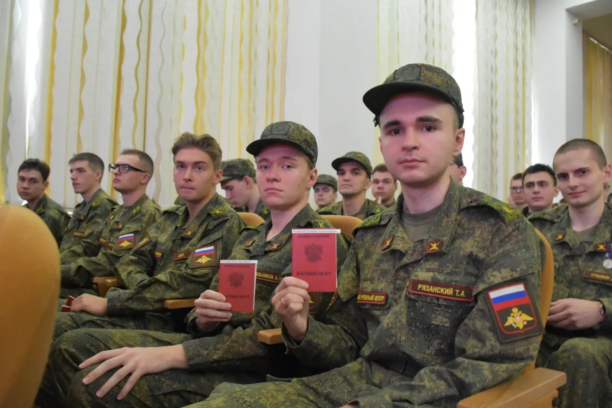 фото: В ОГУ имени И.С. Тургенева состоялась торжественная церемония вручения военных билетов выпускникам Военного учебного центра
