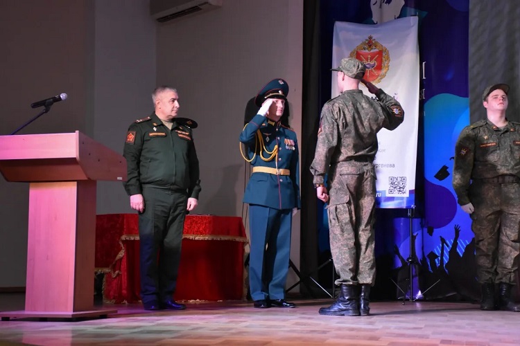 фото: В ОГУ имени И.С. Тургенева состоялась торжественная церемония вручения военных билетов выпускникам Военного учебного центра