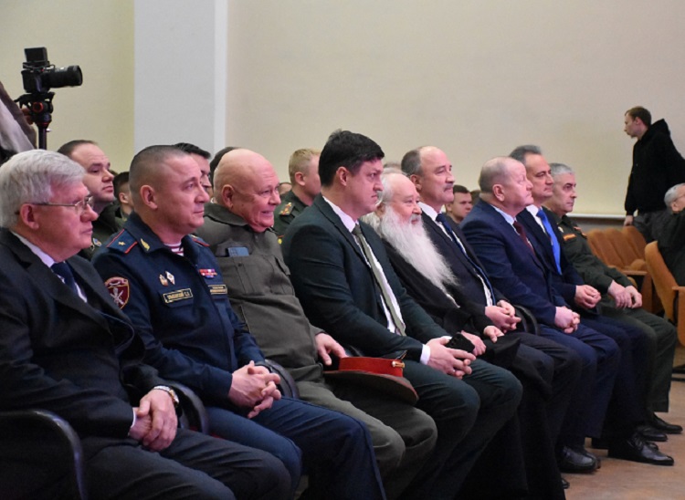 фото: В ОГУ имени И.С. Тургенева состоялась торжественная церемония вручения военных билетов выпускникам Военного учебного центра