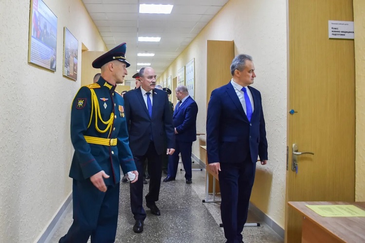фото: В ОГУ имени И.С. Тургенева состоялась торжественная церемония вручения военных билетов выпускникам Военного учебного центра
