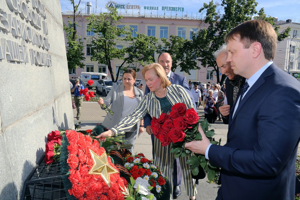 Артист орел. Лановой с ветеранами. Лановой в Орле. Василий Лановой в Орловской области Мценск. Дача Ланового в Орловской области.